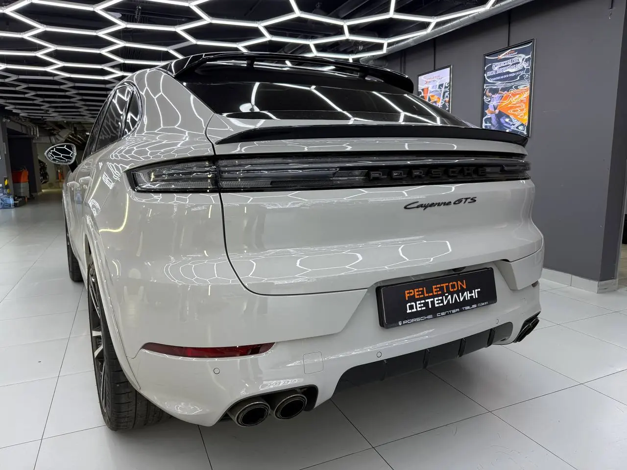 Оклейка Porsche Cayenne GTS в полиуретановую пленку 230 мкм: максимальная защита для максимального автомобиля